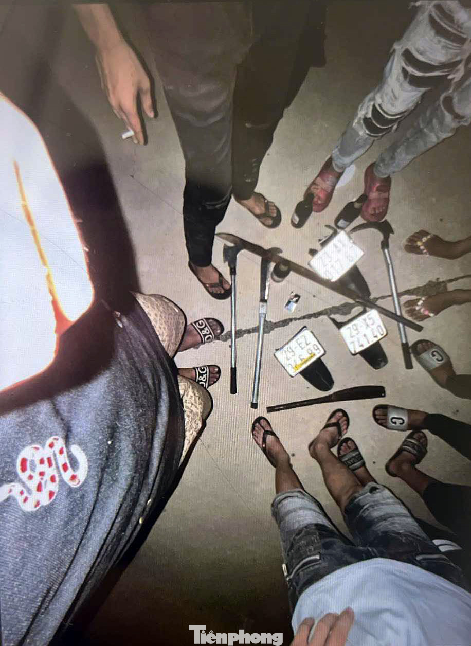 Nhóm thanh niên mang theo hung khí chặn đường người dân, cướp biển số xe.