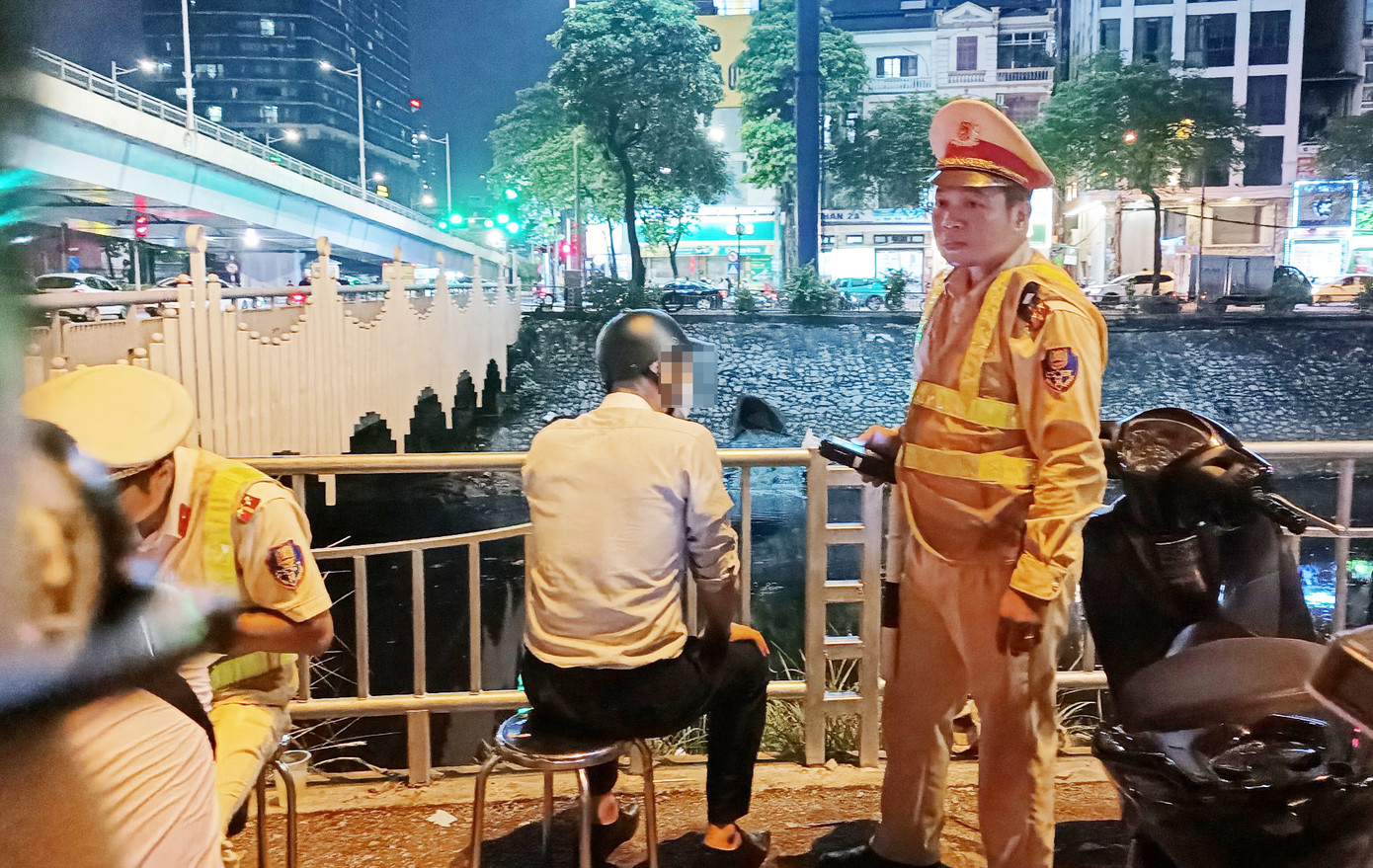 Tài xế chây ì thời gian khi cán bộ tổ công tác yêu cầu kiểm tra nồng độ cồn. Tài xế chây ì thời gian khi cán bộ tổ công tác yêu cầu kiểm tra nồng độ cồn.