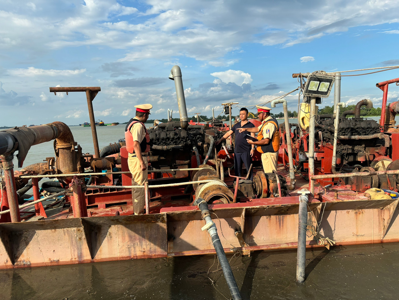 Lực lượng CSGT kiểm tra tàu cát. Lực lượng CSGT kiểm tra tàu cát.