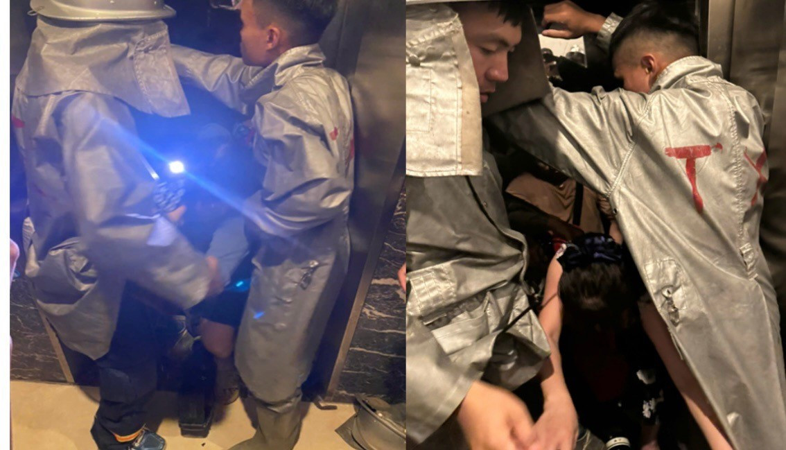 Lực lượng cứu hộ giải cứu người mắc kẹt bên trong thang máy. Lực lượng cứu hộ giải cứu người mắc kẹt bên trong thang máy.