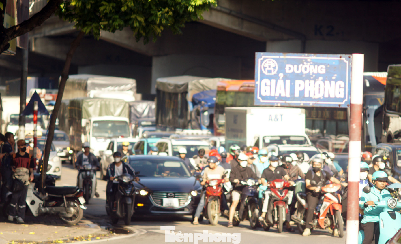 Ngã tư đường Giải Phóng hướng từ đường Đỗ Mười lưu lượng phương tiện tăng đột biến từ 15h cùng ngày.