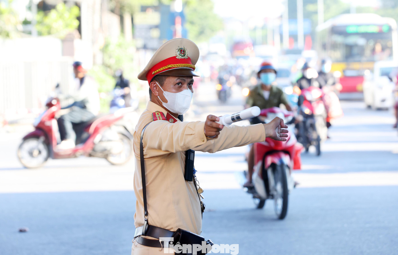 Cán bộ Đội CSGT đường bộ số 14 làm nhiệm vụ tại nút giao đèn tín hiệu.