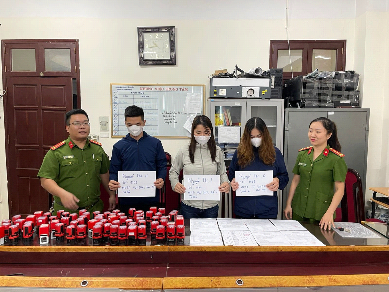 Các đối tượng cùng tang vật của vụ án. Ảnh CACC Các đối tượng cùng tang vật của vụ án. Ảnh CACC