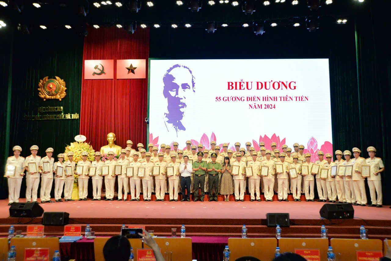 Tuyên dương 55 điển hình tiên tiến Công an Thủ đô. Tuyên dương 55 điển hình tiên tiến Công an Thủ đô.