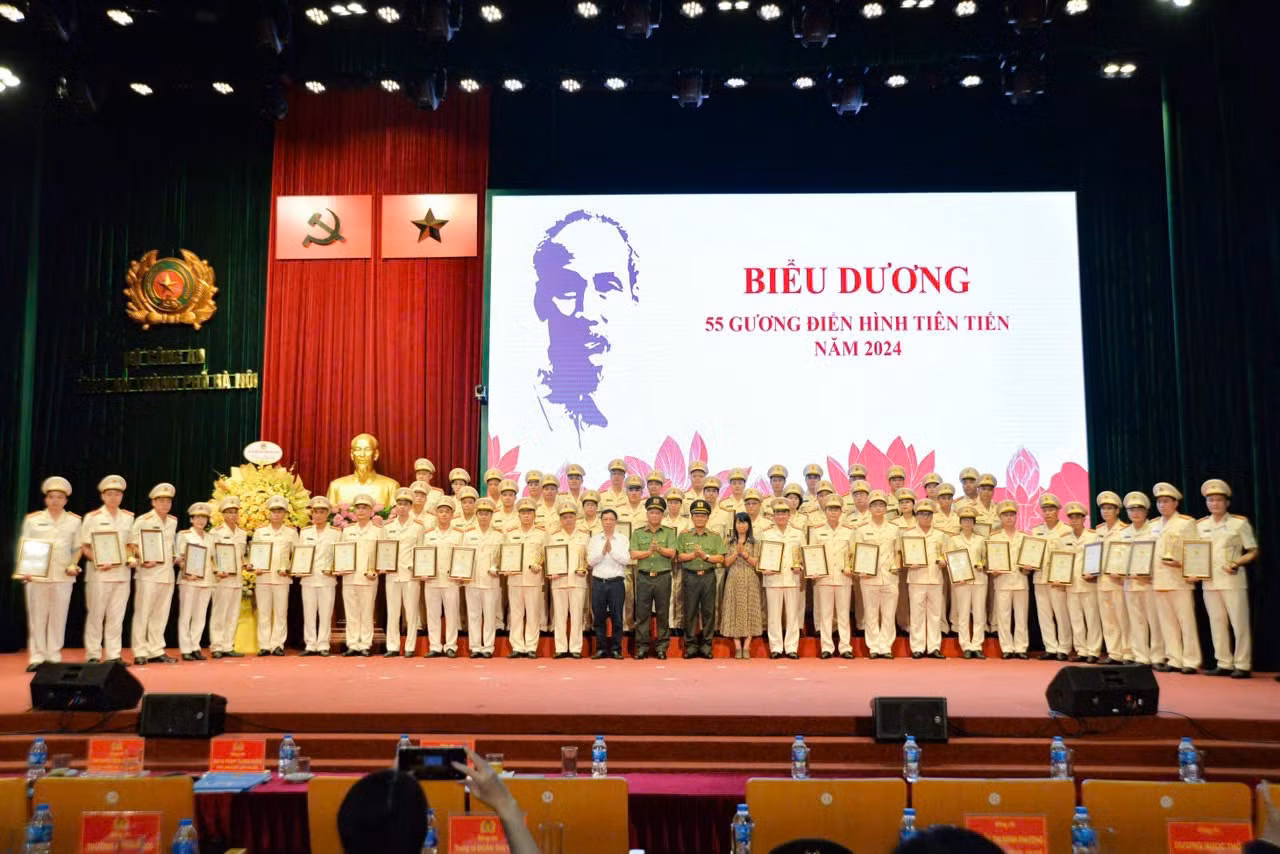 Tuyên dương 55 điển hình tiên tiến Công an Thủ đô. Tuyên dương 55 điển hình tiên tiến Công an Thủ đô.