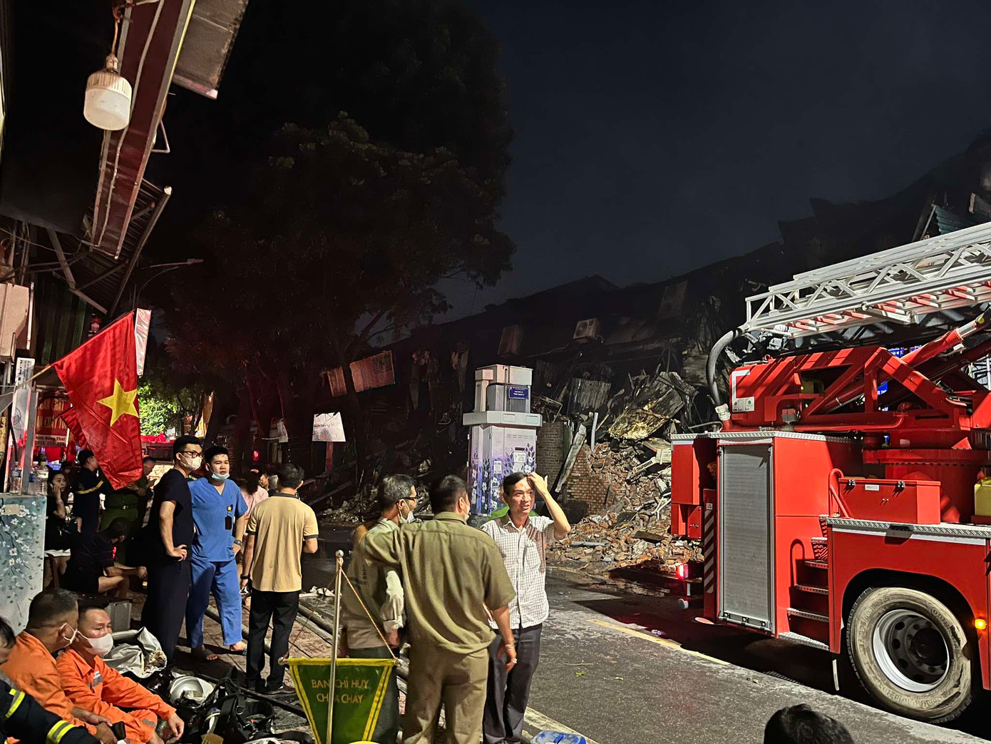 Vụ cháy thiêu rụi bên trong nhà hàng.