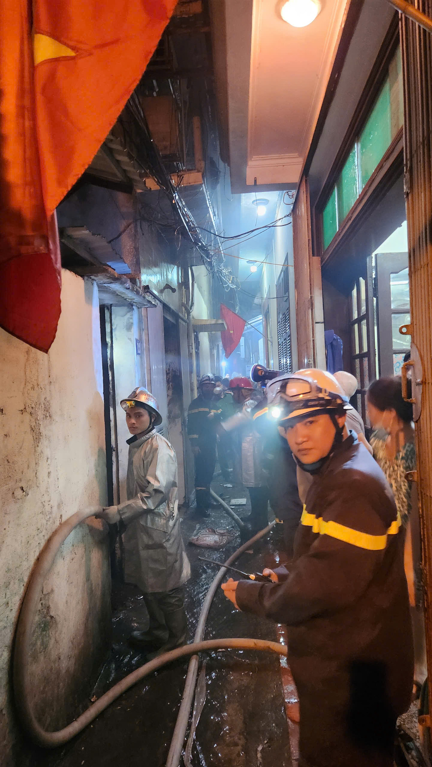 Hiện trường vụ cháy và lực lượng chức năng làm nhiệm vụ.