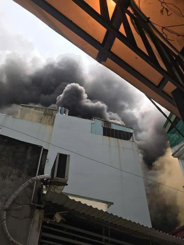 Ngọn lửa bùng lên dữ dội kèm theo cột khói đen cuồn cuộn. Ảnh: T.D Ngọn lửa bùng lên dữ dội kèm theo cột khói đen cuồn cuộn. Ảnh: T.D