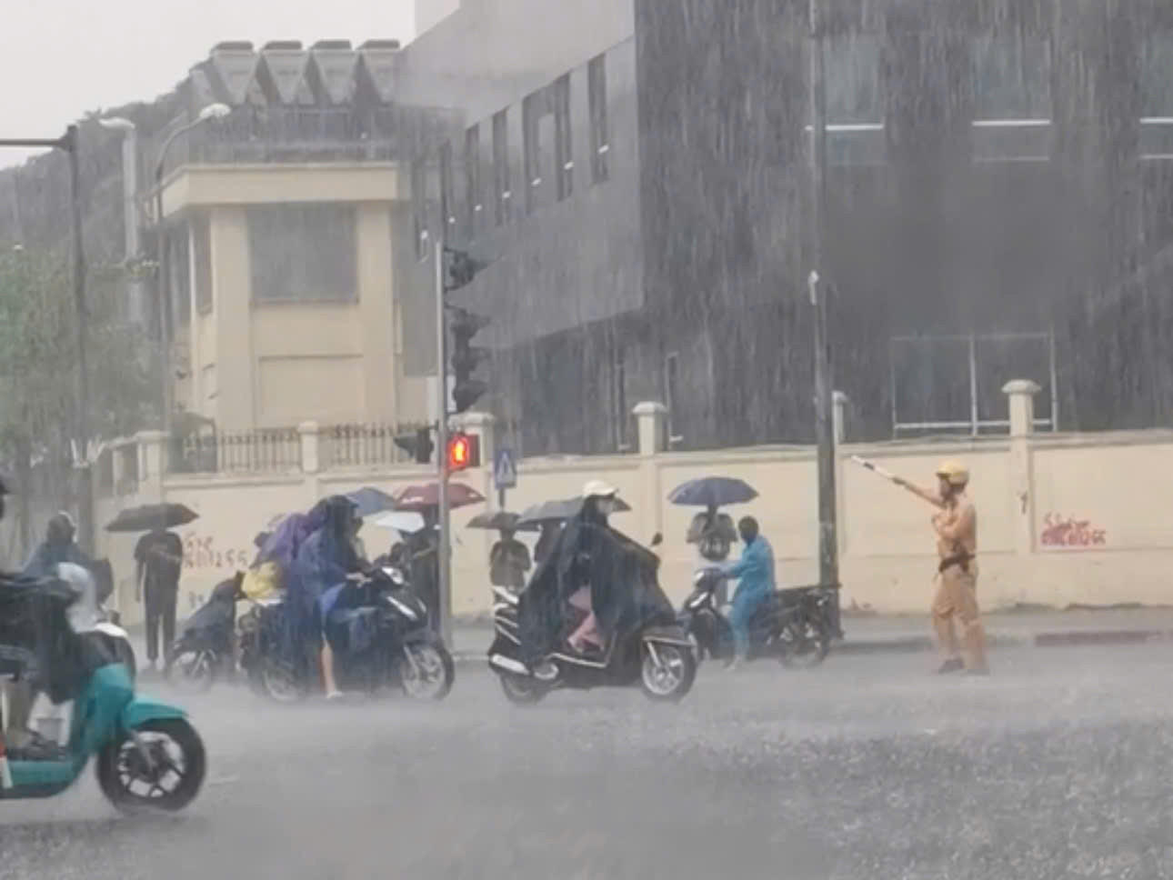 Hình ảnh chiến sĩ CSGT làm nhiệm vụ. Ảnh cắt từ video. Hình ảnh chiến sĩ CSGT làm nhiệm vụ. Ảnh cắt từ video.