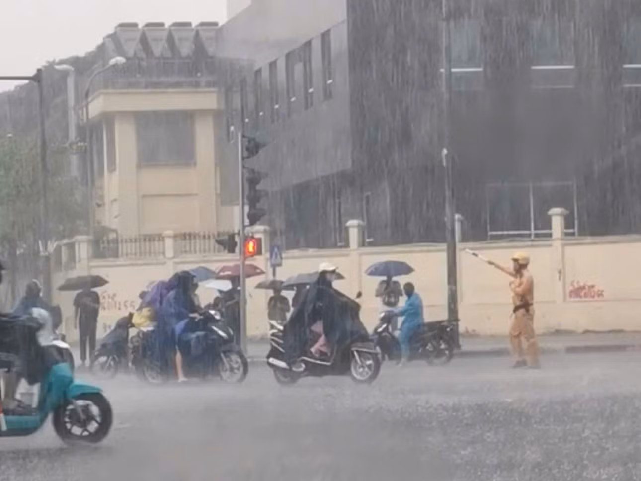 Hình ảnh chiến sĩ CSGT làm nhiệm vụ. Ảnh cắt từ video.