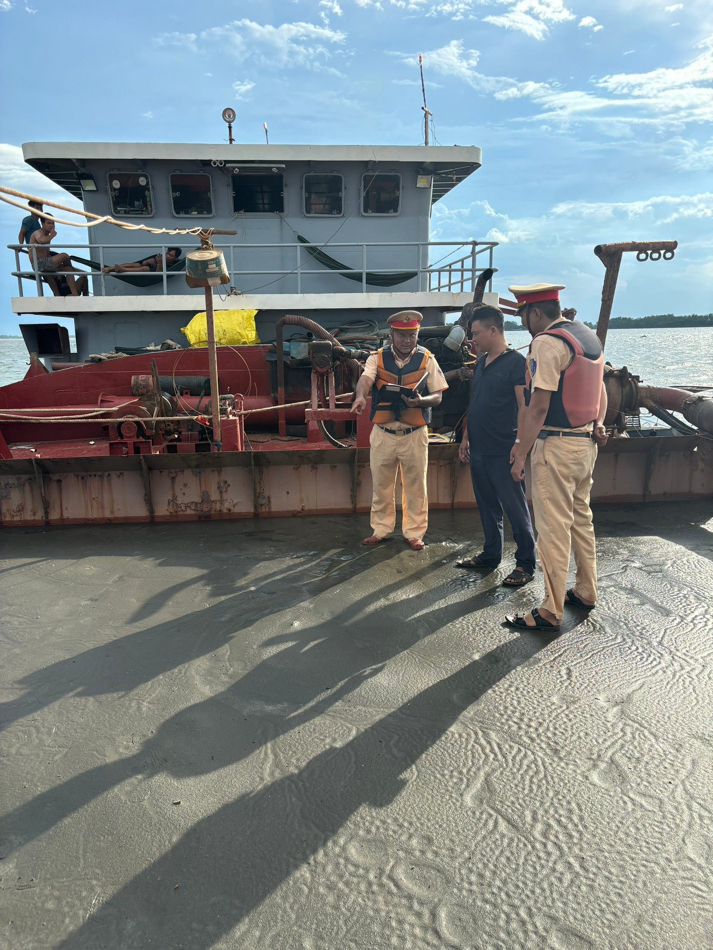 3 tàu chở theo gần 2.000m3 cát không rõ nguồn gốc. 3 tàu chở theo gần 2.000m3 cát không rõ nguồn gốc.