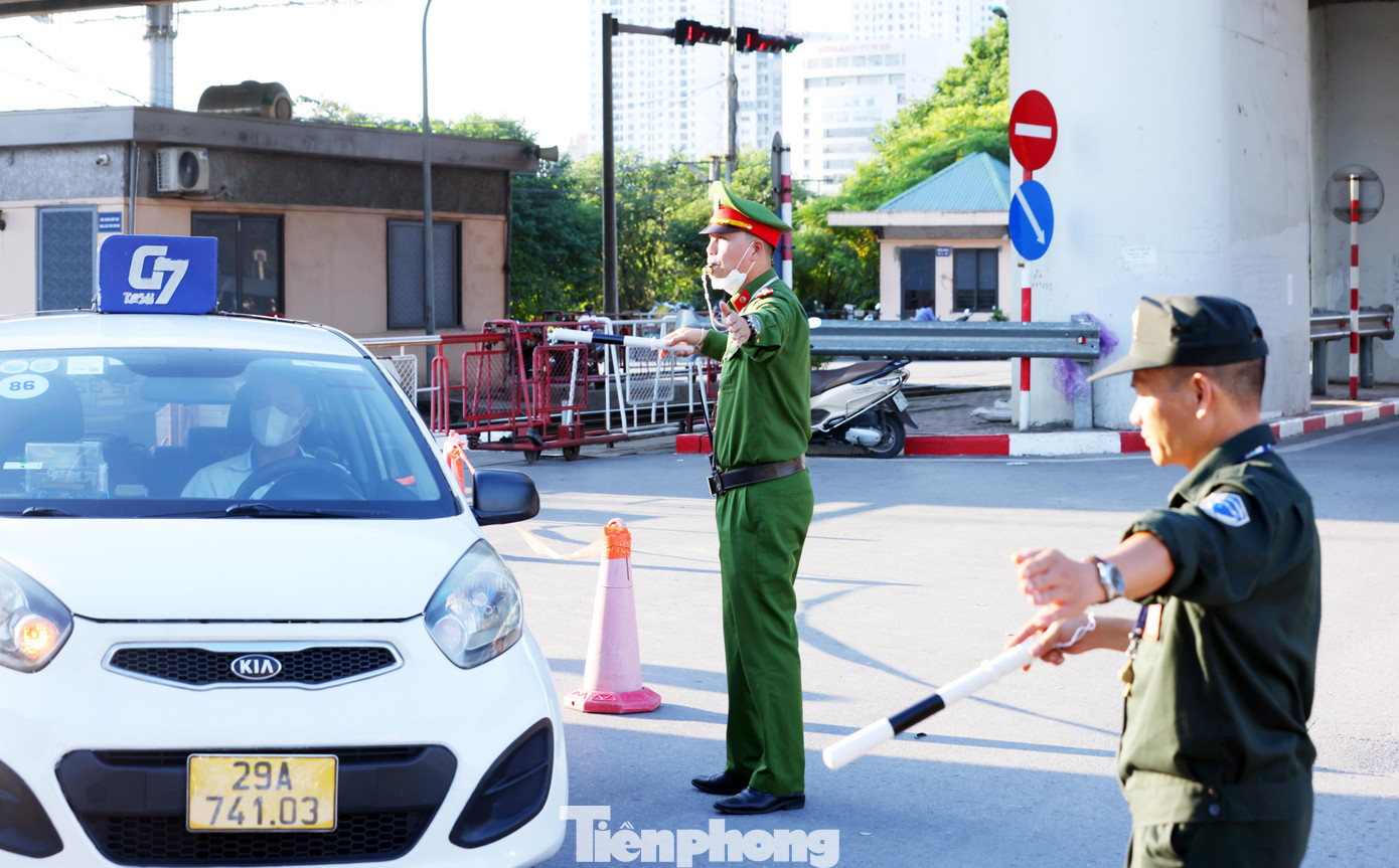Công an phường sở tại hỗ trợ phân luồng giao thông, đảm bảo an ninh trật tự.