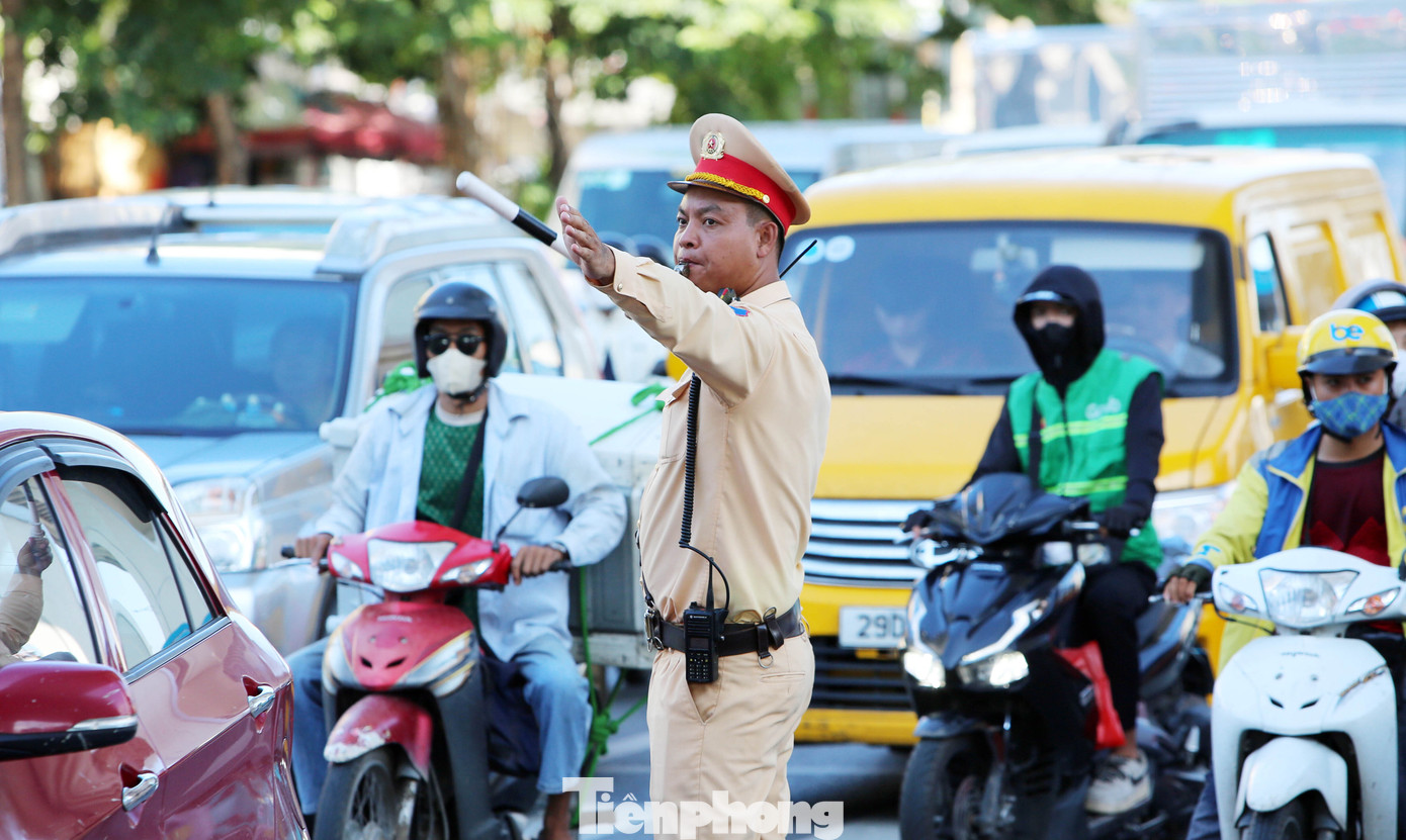 Lực lượng CSGT Thủ đô căng mình phân làn giữa trời nắng gắt.