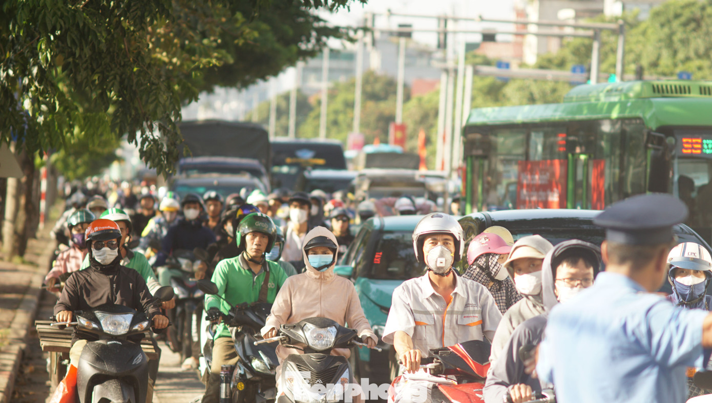 Đường Giải phóng hướng từ trung tâm thành phố đi Ngọc Hồi đông nghịt lúc 16h30.