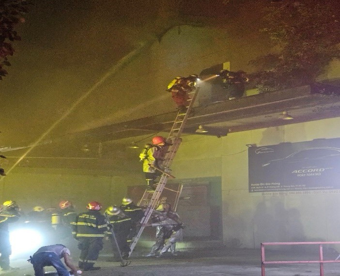 Lực lượng chữa cháy tiếp cận bên trong ngôi nhà. Ảnh CAHN