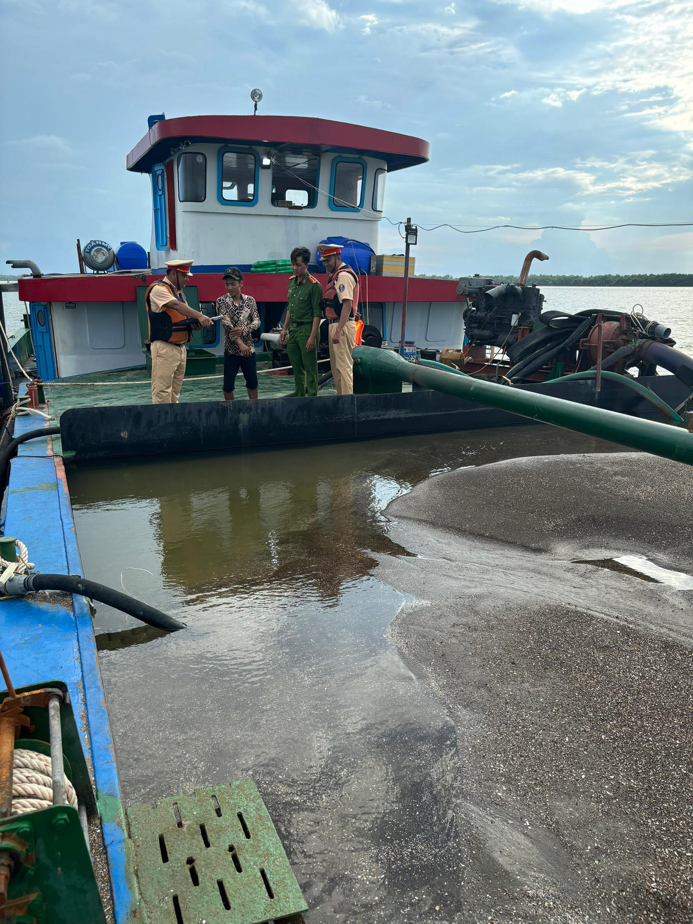 3 tàu chở theo gần 2.000m3 cát không rõ nguồn gốc. 3 tàu chở theo gần 2.000m3 cát không rõ nguồn gốc.