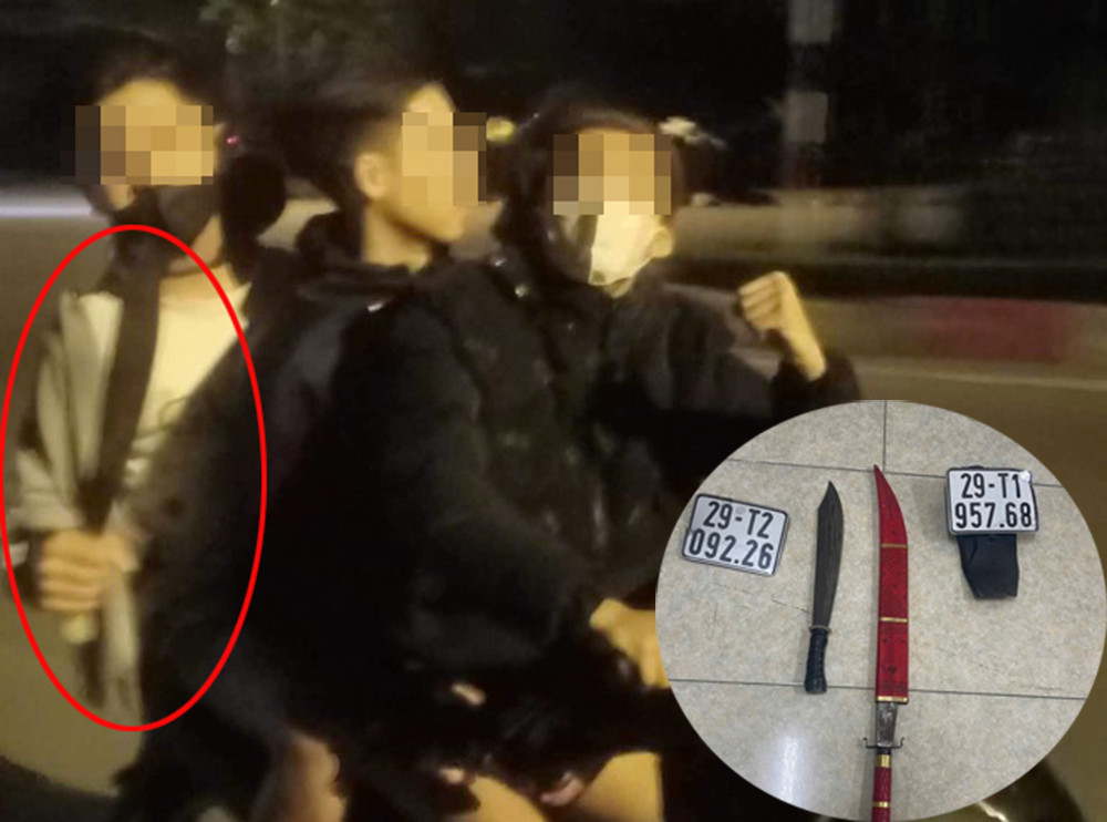 Hình ảnh nhóm thanh niên mang theo hung khí chụp ảnh.