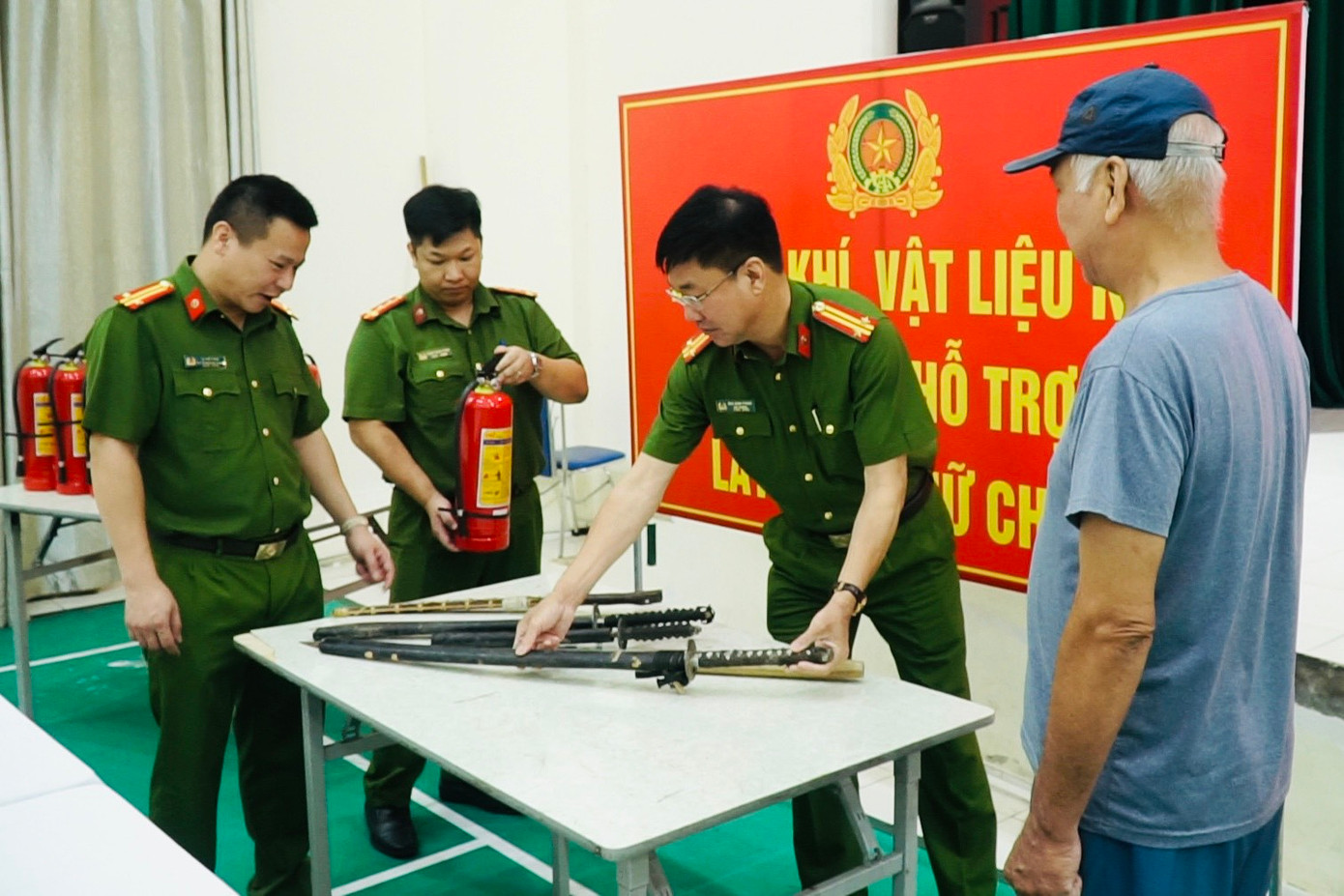 Điểm thu hồi vũ khí, vật liệu nổ, công cụ hỗ trợ đổi bình cứu hỏa tại Hà Nội.