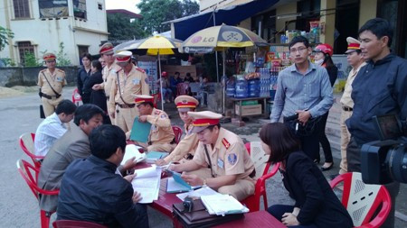 Lực lượng CSGT lập biên bản xử lý các phương tiện vi phạm