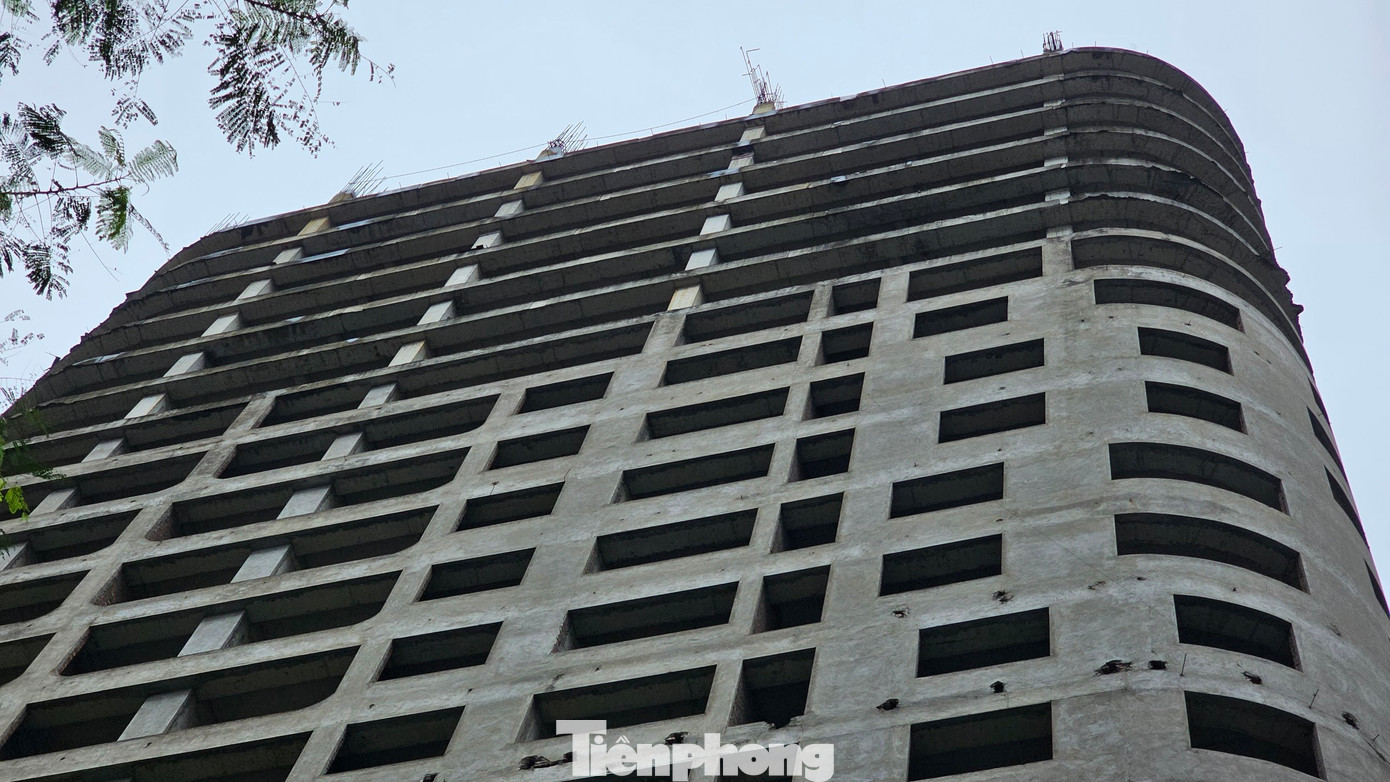 Thế nhưng sau đó dự án tiếp tục vỡ tiến độ, xây thô đến tầng 21 và dừng thi công nhiều năm qua.