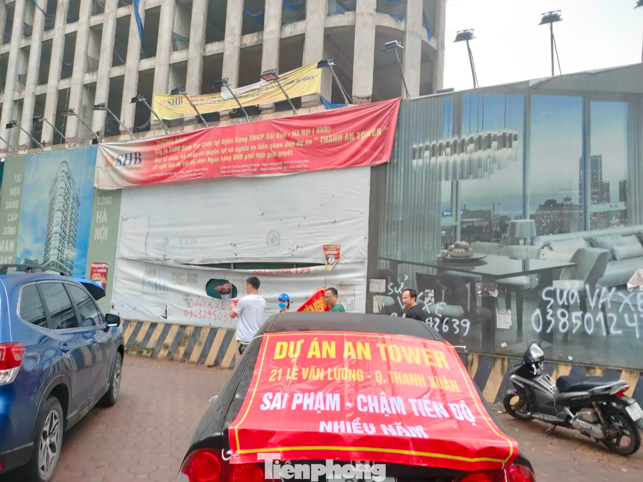 Dự án vỡ tiến độ nhiều năm, khiến khách hàng mua căn hộ bức xúc, xuống đường căng băng rôn phản đối, đòi nhà.