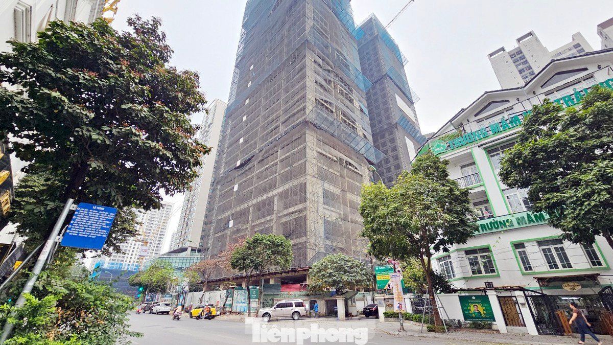 Cách dự án Manhattan Tower không xa là dự án DLC – Complex Nguyễn Tuân (Harmony Square) nằm ở ngã tư đường Nguyễn Tuân - Ngụy Như Kon Tum (quận Thanh Xuân, Hà Nội) do Công ty TNHH Đầu tư Bất động sản DLC làm chủ đầu tư, Công ty Cổ phần VERACITY là nhà phát triển dự án sau 6 năm khởi công vẫn chưa thể bàn giao nhà cho khách hàng sau nhiều lần lùi tiến độ bàn giao.