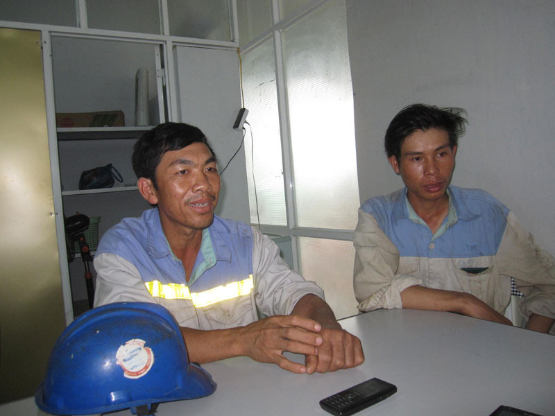 Hai công nhân người Kỳ Anh làm việc tại Cty Nibelc lo lắng không có chỗ ở nếu Cty phải di dời, công nhân phải ra ngoài thuê trọ Công trình tại Khu kinh tế Vũng Áng do Cty Nibelc thực hiện