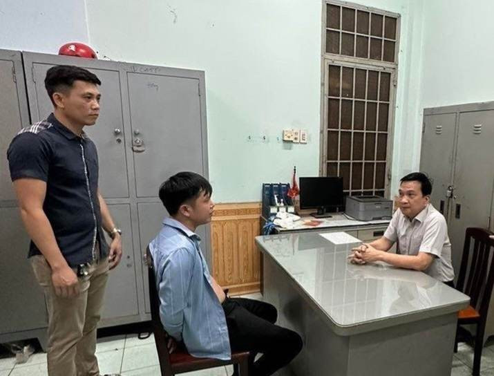 Đối tượng Ngô Quý Phương (giữa) thời điểm bị bắt giữ. Đối tượng Ngô Quý Phương (giữa) thời điểm bị bắt giữ.