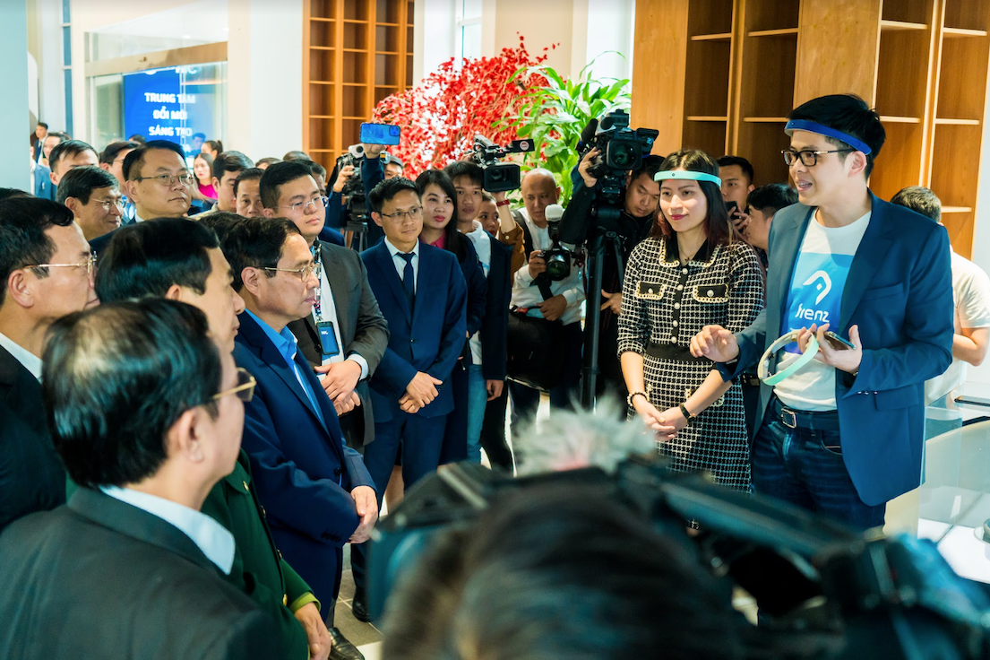 Giáo sư Tâm Vũ (phải), nhà sáng lập Earable giới thiệu về FRENZ Brainband – thiết bị đeo thông minh hỗ trợ cải thiện chất lượng giấc ngủ với Thủ tướng và đoàn công tác.