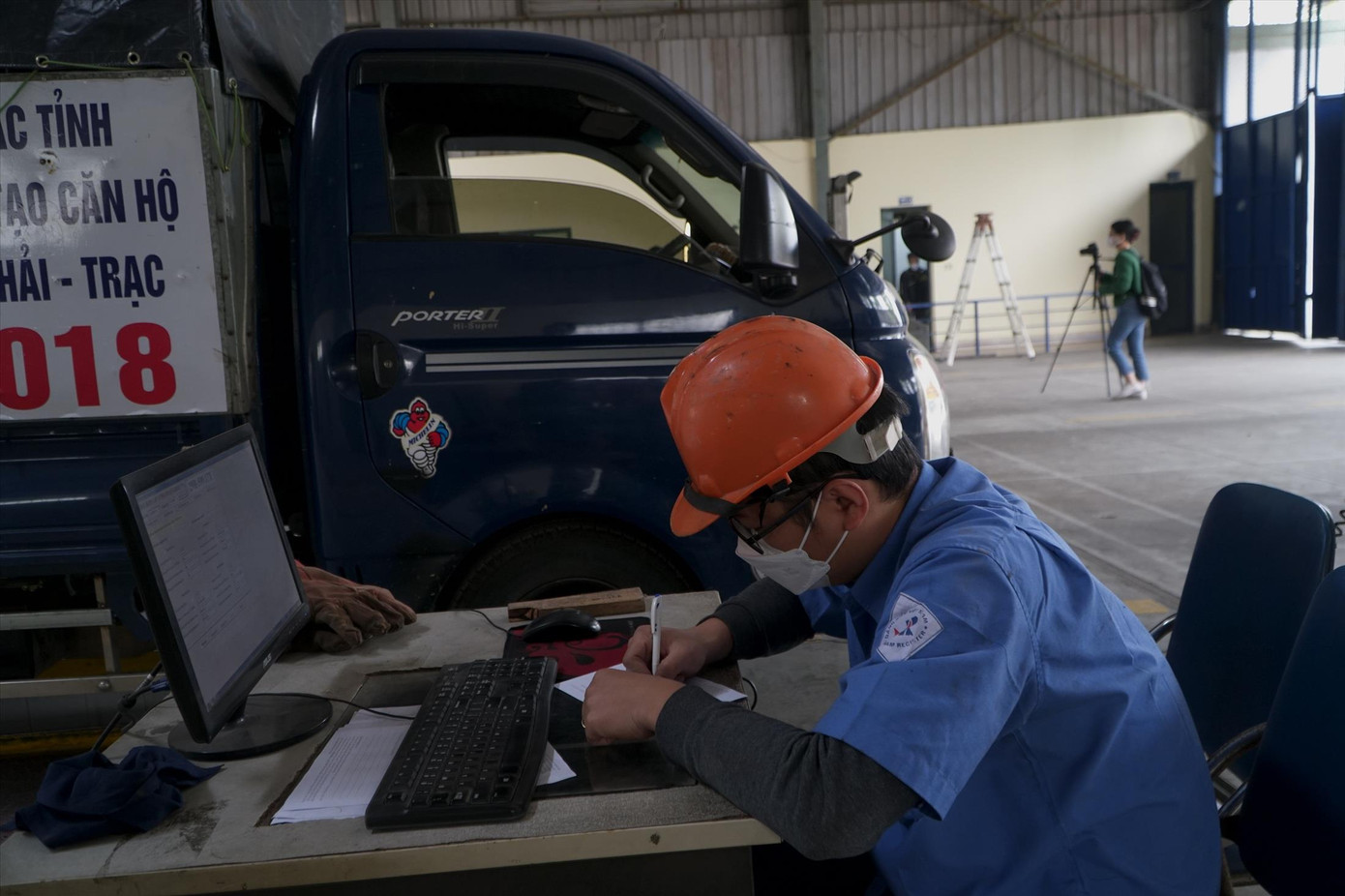 Trung tâm đăng kiểm 29-06V (Thanh Trì, Hà Nội) có 8 nhân viên bị khởi tố đi làm (ảnh: Phạm Tuấn).
