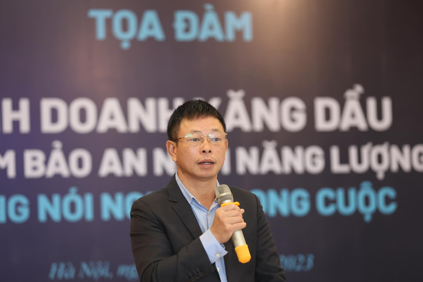 Nhà báo Phùng Công Sưởng, Phó Tổng biên tập Báo Tiền Phong, phát biểu khai mạc tọa đàm. Nhà báo Phùng Công Sưởng, Phó Tổng biên tập Báo Tiền Phong, phát biểu khai mạc tọa đàm.