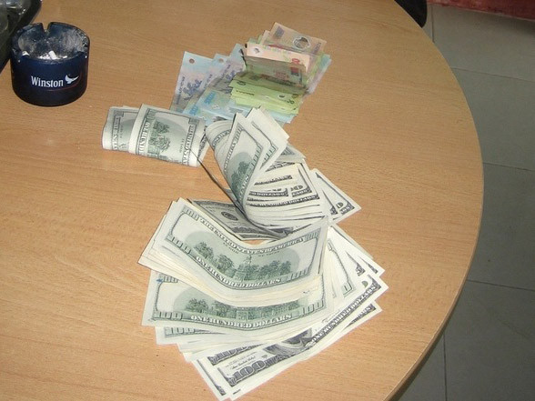 Lần đầu tiên phía ngân hàng phát hiện du khách “Tây” dùng đô la Mỹ giả có mệnh giá 100 USD để đổi tiền