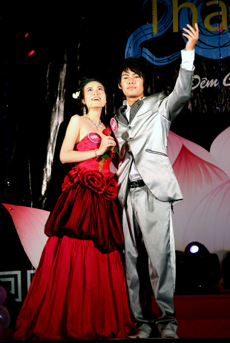 Lịch lãm và lãng mạn trong phần thi trang phục dạ hội