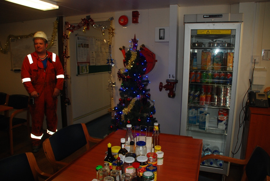 Một cây thông Noel nho nhỏ làm cho căn phòng ấm áp mùa Giáng sinh