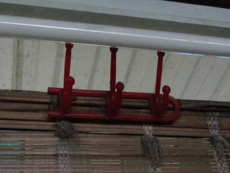 Mỗi cà phê buồng này được trang bị ba chiếc móc quần áo