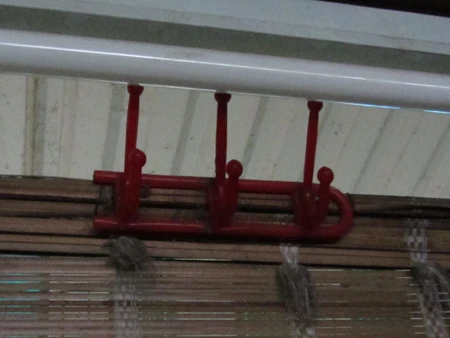 Mỗi cà phê buồng này được trang bị ba chiếc móc quần áo