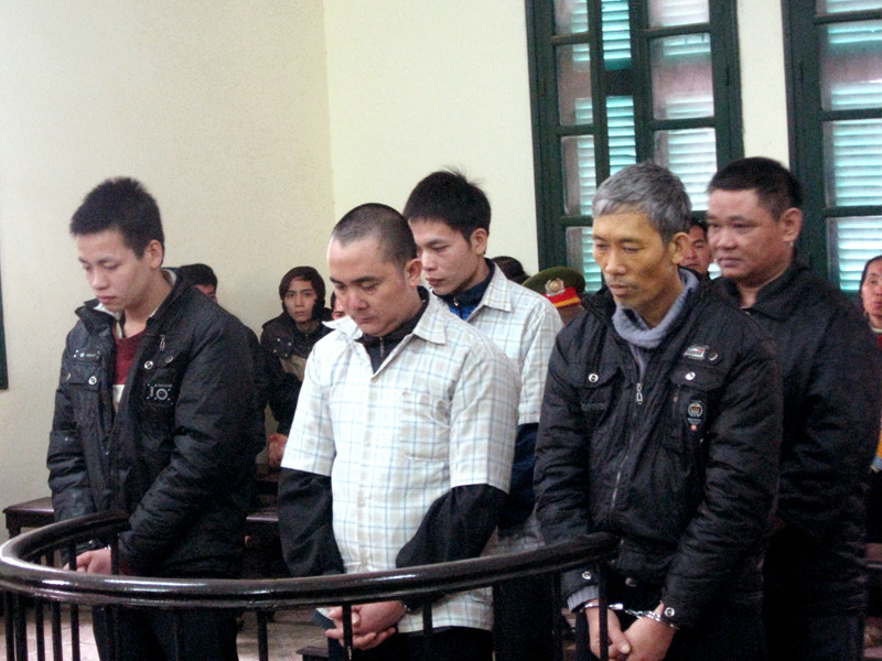 Các đối tượng tham gia chặt trộm cây sưa tại phiên tòa sáng nay. Nhóm đối tượng