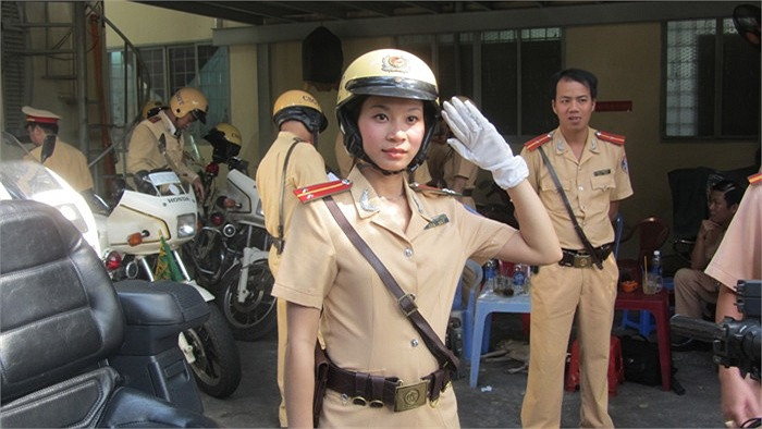 Phút nhí nhảnh của một nữ CSGT trước khi ra quân