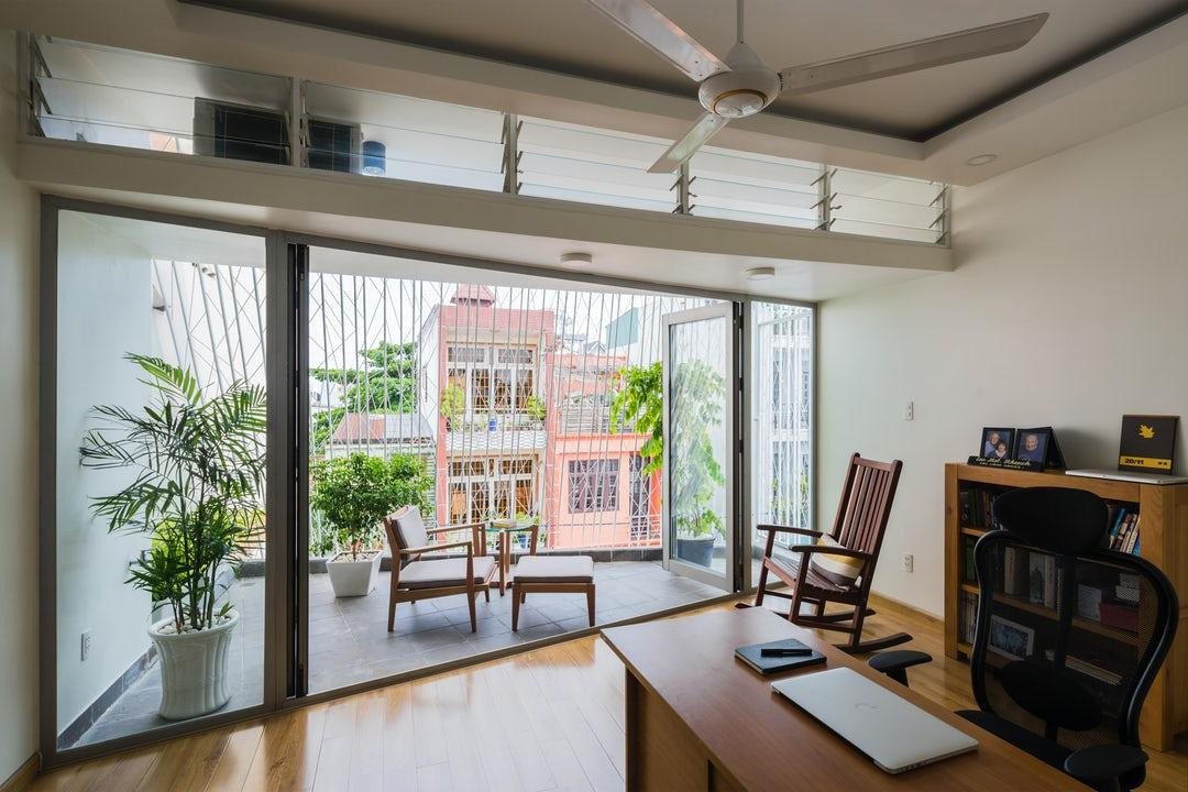 Ban công của Breeze House thực ra không khác gì một phần của phòng khách, vì lưới thép đã đóng vai trò cửa chính cho ngôi nhà. Ban công của Breeze House thực ra không khác gì một phần của phòng khách, vì lưới thép đã đóng vai trò cửa chính cho ngôi nhà.