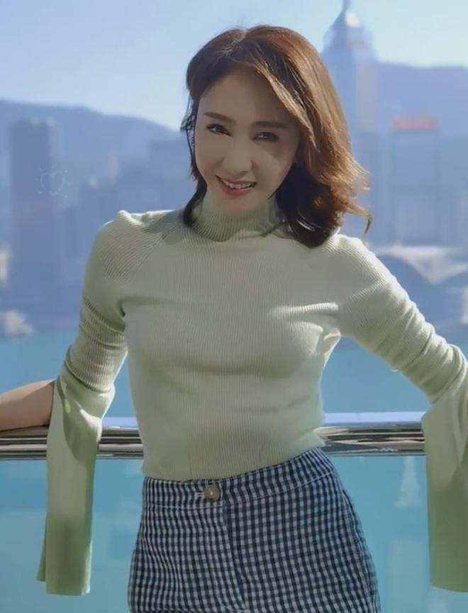 Ở tuổi 50, "nữ thần sắc đẹp" TVB vẫn giữ được dáng vóc và vẻ ngoài trẻ trung. Ở tuổi 50, "nữ thần sắc đẹp" TVB vẫn giữ được dáng vóc và vẻ ngoài trẻ trung.