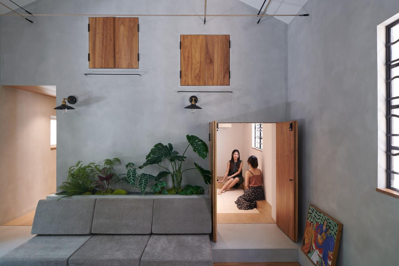 Mỗi phòng ngủ đều có cửa sổ gỗ để mở ra khu vực tiếp khách cũng như có cửa sổ nhìn ra không gian ngoài trời và khu vực lối ra vào giống như một tổ chim thu nhỏ.