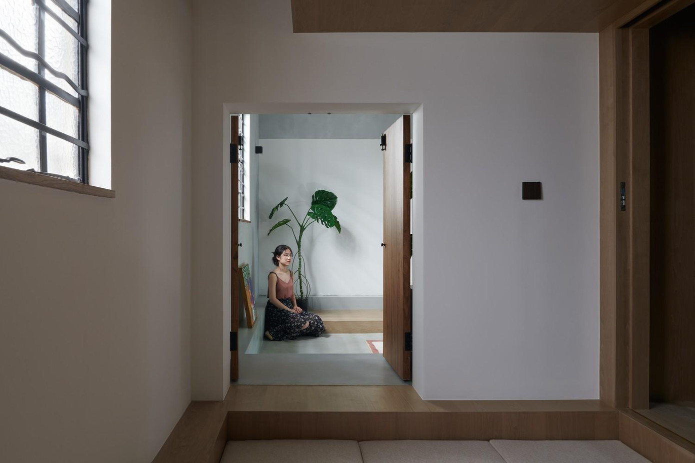 Nhà vệ sinh được bố trí ngay cạnh phòng ngủ tầng dưới cùng. Để ngôi nhà luôn thông thoáng, các kiến trúc sư bố trí giếng trời ở nhà vệ sinh và khu vực phòng khách.