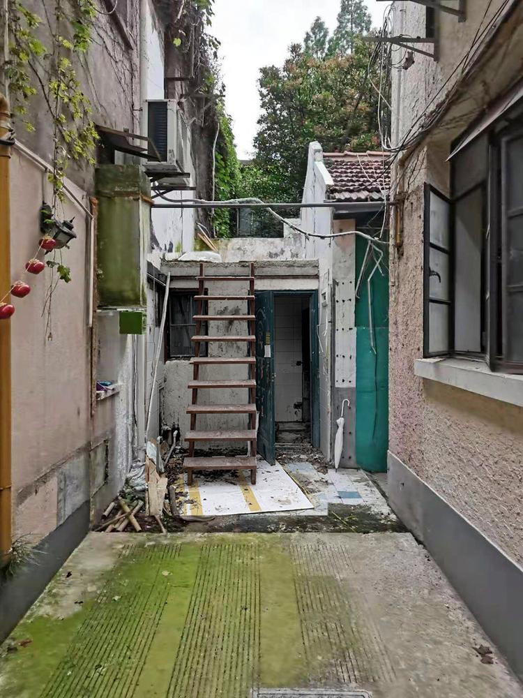 Họ đã biến một trạm giao hàng cũ nát ở cuối ngõ, đang bị hai ngôi nhà ống 3 tầng ép sát 2 bên thành không gian sinh hoạt công cộng và chỗ ở cho những người trẻ tuổi.