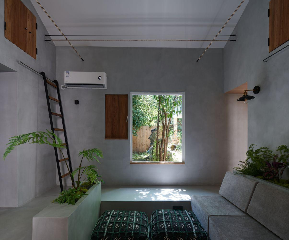 Khu vực phòng khách đặt một bộ bàn ghế ở giữa, thiết kế giúp mọi người có thể tận dụng mọi nơi, mọi chỗ, mọi lúc để ngồi trò chuyện, đọc sách, ngắm cảnh. Phòng khách bố trí chậu cây cảnh liền tường để tạo điểm nhấn và mang lại sinh khí cho căn nhà.