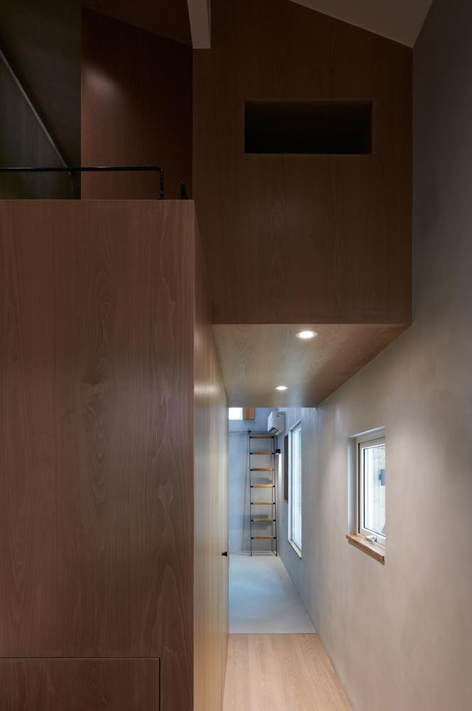 Đối với khu vực riêng tư rộng 12m2, các kiến trúc sư bố trí 3 phòng ngủ mini xếp chồng lên nhau và có cầu thang để lên xuống.