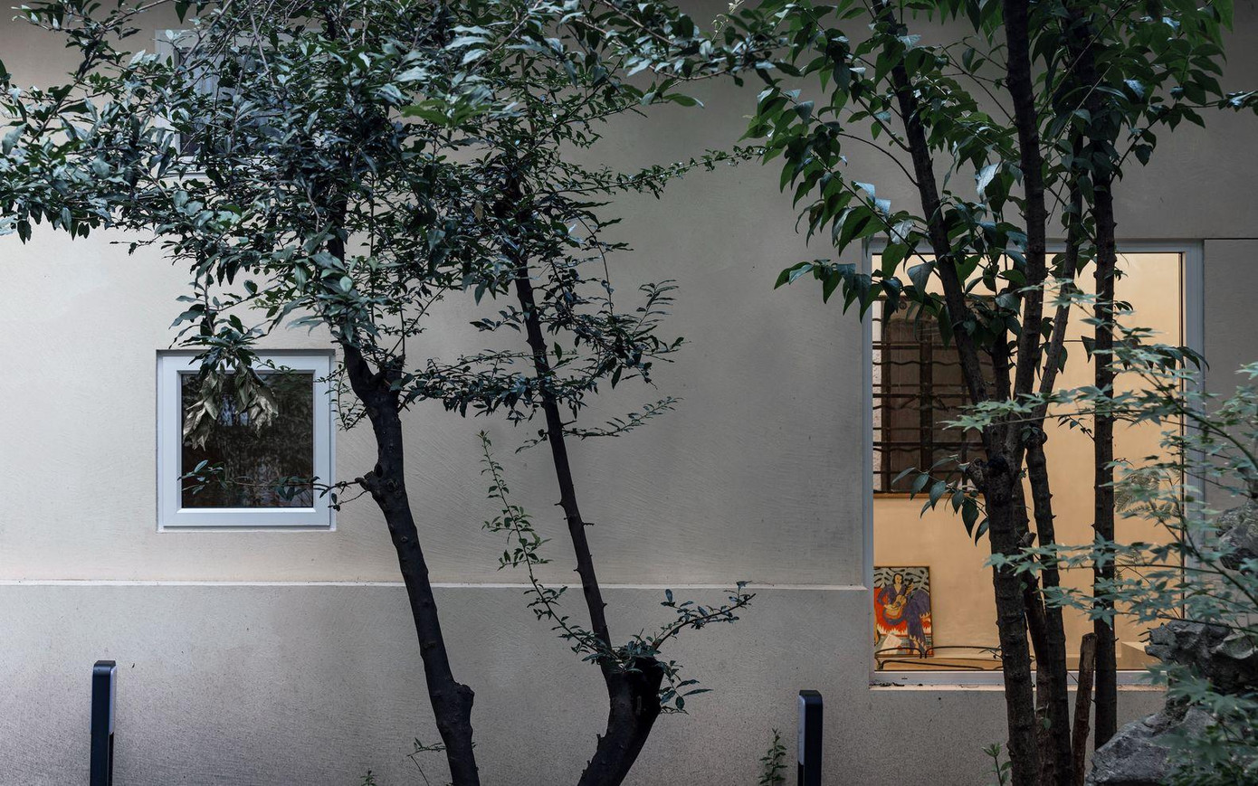 Họ dùng sơn trắng để làm mới ngôi nhà cũng như giúp không gian trong ngõ sáng sủa hơn.