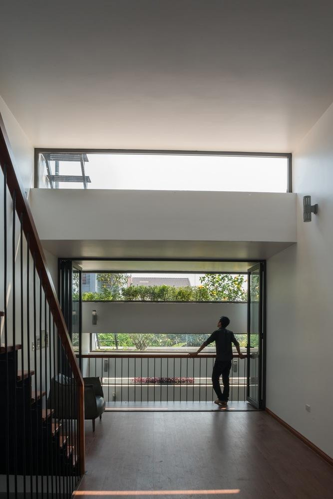 Các không gian sinh hoạt của gia đình được bố trí xen kẽ nương theo độ dốc mái để khai thác tối đa các góc nhìn; từ việc đón ánh sáng và bóng đổ qua độ chênh cao giữa những khay bê tông đựng hoa màu phía trên.