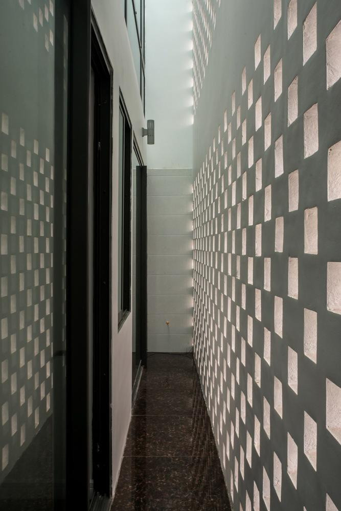 Tương tác giữa không gian bên ngoài và bên trong là khoảng không chính giữa lỗ thông gió và không gian các tầng bên trong