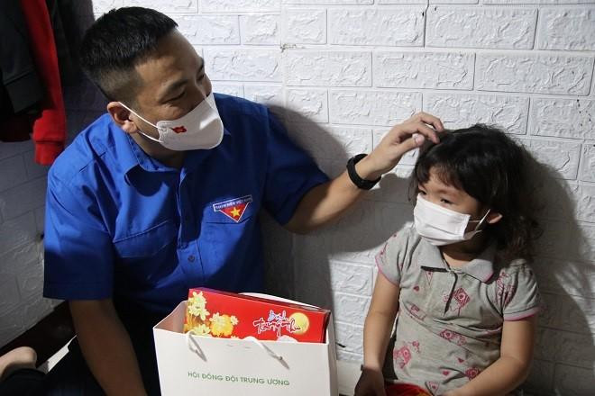 Đồng chí Trần Quang Ninh, Phó Bí thư Đoàn Thanh niên cơ quan Ban Tổ chức Trung ương tặng quà, động viên em Nguyễn Hải Anh, học sinh 1A8, trường Tiểu học Xuân La. Em là con út trong gia đình có 5 anh chị em, sinh sống trên căn gác xép chật chội, ẩm thấp. Bố em hiện đang chấp hành án phạt tù. Cả gia đình trông chờ vào sức lao động hạn chế của người mẹ là lao động tự do, mắc bệnh tim nặng. Đồng chí Trần Quang Ninh, Phó Bí thư Đoàn Thanh niên cơ quan Ban Tổ chức Trung ương tặng quà, động viên em Nguyễn Hải Anh, học sinh 1A8, trường Tiểu học Xuân La. Em là con út trong gia đình có 5 anh chị em, sinh sống trên căn gác xép chật chội, ẩm thấp. Bố em hiện đang chấp hành án phạt tù. Cả gia đình trông chờ vào sức lao động hạn chế của người mẹ là lao động tự do, mắc bệnh tim nặng.