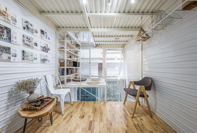 Được thiết kế trên mảnh đất cực nhỏ, chỉ 10m2 nhưng ngôi nhà SMA254 (Q. Cầu giấy, Hà Nội) gây chú ý đặc biệt bởi lối thiết kế vô cùng độc đáo, chỉ bằng các vật liệu tôn, sắt, thép và kính. (Ảnh: Internet) Được thiết kế trên mảnh đất cực nhỏ, chỉ 10m2 nhưng ngôi nhà SMA254 (Q. Cầu giấy, Hà Nội) gây chú ý đặc biệt bởi lối thiết kế vô cùng độc đáo, chỉ bằng các vật liệu tôn, sắt, thép và kính. (Ảnh: Internet)